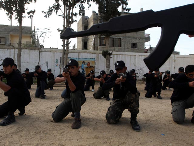 ХАМАС провел в Газе церемонию первого выпуска "военной школы"