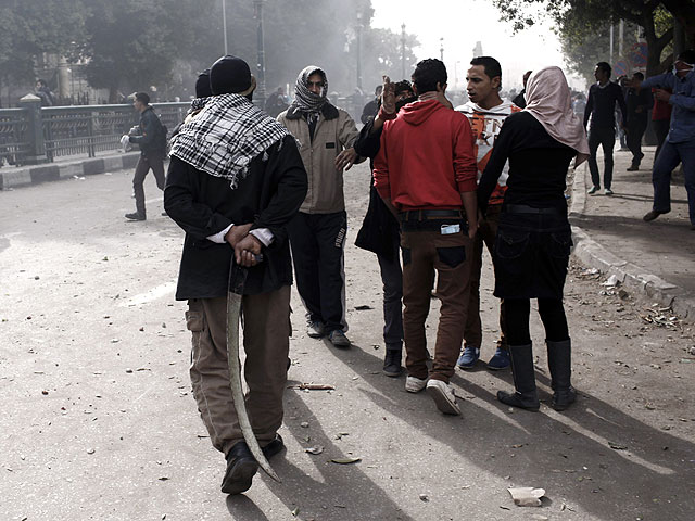 В Египте продолжаются беспорядки, армия не вмешивается