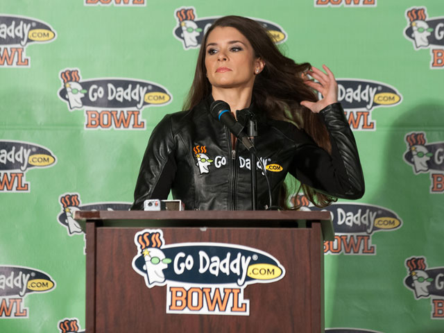 Гонщица Даника Патрик, выступающая в роли ведущей проекта Go Daddy Super Bowl