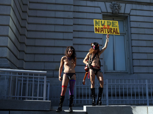 Участники акции протеста около мэрии Сан-Франциско. 1 февраля 2013 года