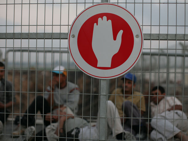 Палестинские рабочие ожидают прохода на территорию Израиля на КПП "Эйяль"