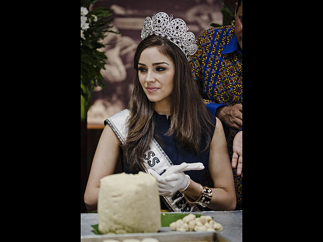 Оливия Кульпо, "Мисс Вселенная 2012", совершила первый "королевский" вояж
