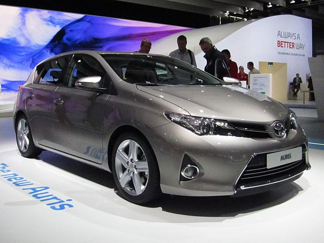 В Израиле началась продажа нового хэтчбека Toyota Auris в бензиновой и гибридной версиях