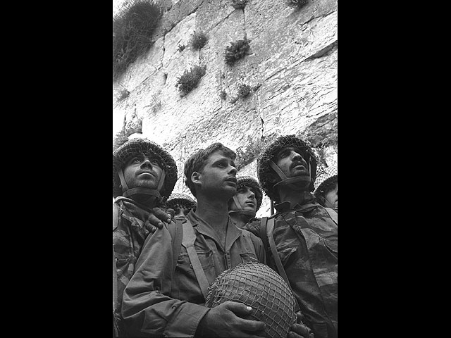 Десантники около Стены Плача. 1967-й год. Фото: Давида Рубингера 