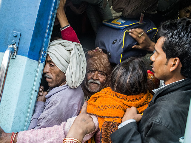 В результате давки на индийском фестивале Кумбха-Мела погибли не менее 37 человек
