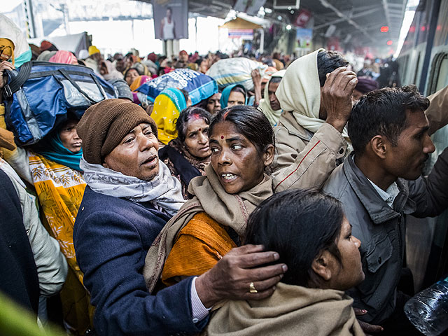 В результате давки на индийском фестивале Кумбха-Мела погибли не менее 37 человек