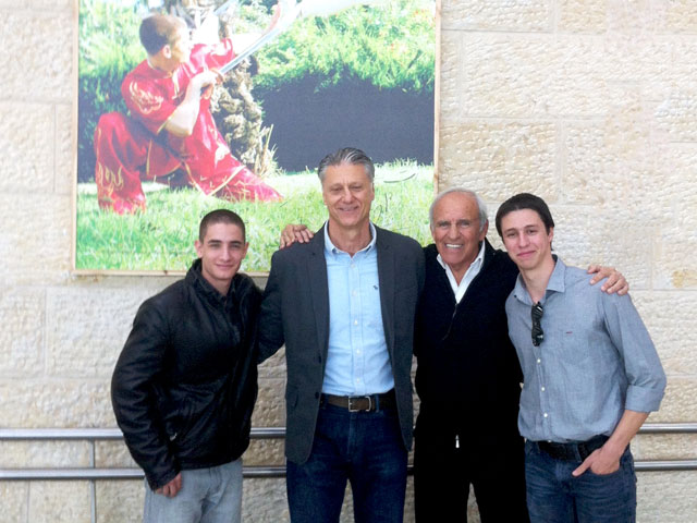 Эйтан Клепер и Дан Гутерман со знаменитыми в прошлом израильскими спортсменами Мики Берковичем и   Мордехаем Шпиглером  