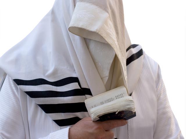 Дин подчеркивает тот факт, что считает себя верующим иудеем, а в его спальне висит молитвенное покрывало