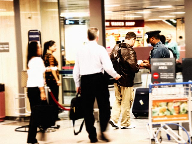 Нелегальный мигрант совершил акт самосожжения в аэропорту Рима