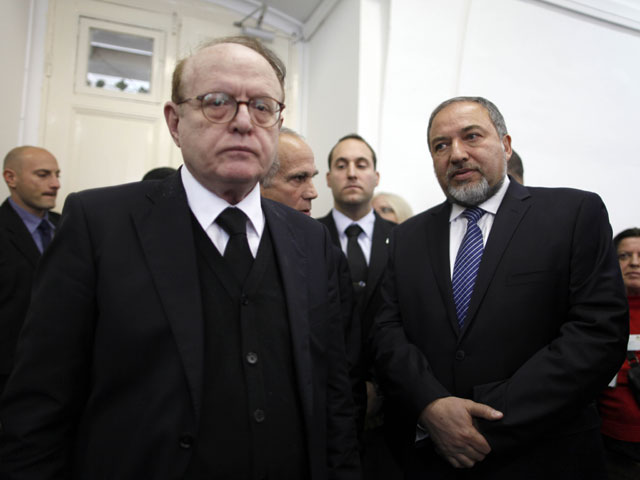 Адвокат Яаков Вайнрот и Авигдор Либерман в мировом суде Иерусалима. 17 февраля 2013 года