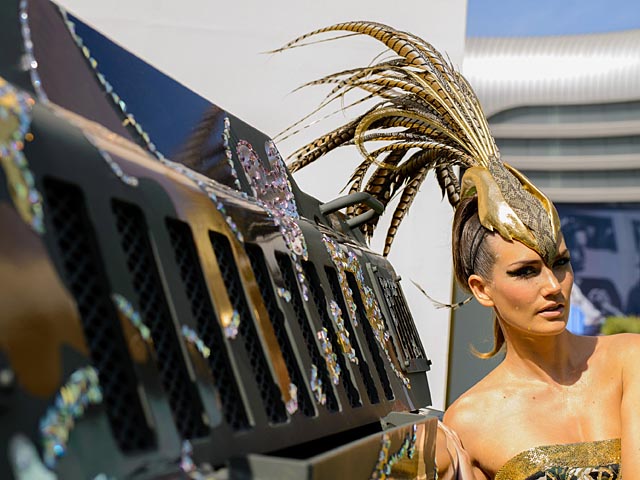 10 тонный внедорожник "Мародер" предстал на IDEX-2013 в "камуфляже" из золота и стразов