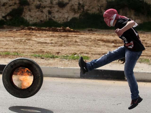Палестинцы: поселенцы сожгли шесть автомобилей в деревне под Шхемом