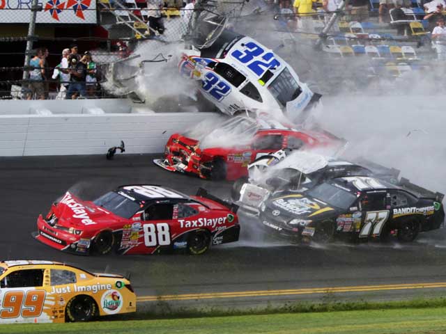 Авария на гонках NASCAR: пострадали 28 человек