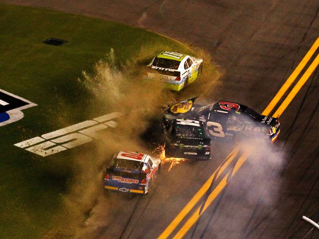 На гонках NASCAR в США машина вылетела на трибуны: более 30 раненых