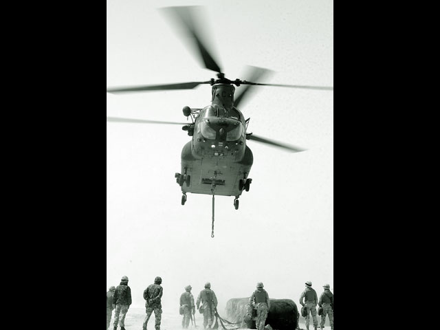 17 марта 2003 года "три волны" по 6 вертолетов Chinook CH-47, вылетевшие с военной авиабазы в Иордании, высадили в Ираке роту D 22-го полка SAS
