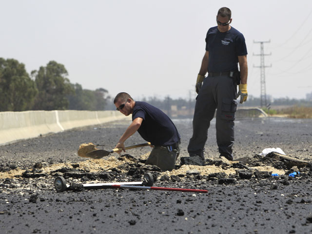 Ракета, выпущенная из сектора Газы, упала к югу от городу, повредив дорожное покрытие