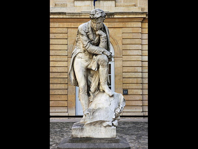 Статуя Жану-Франсуа Шампольону, установленная в Париже