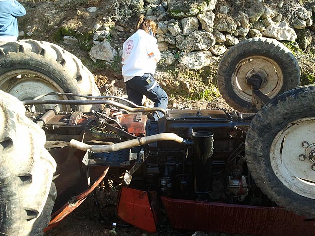 Недалеко от деревни Ярка перевернулся трактор: водитель погиб