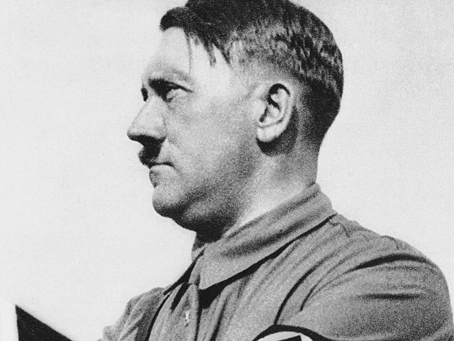 "Злые" установили в торговом центре картонного "Гитлера"