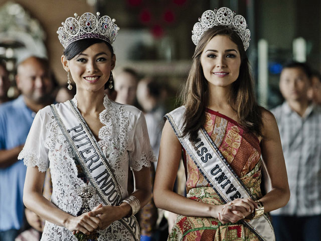 "Мисс Индонезия 2013" Вхуландари и "Мисс Вселенная 2012" Оливия Кульпо