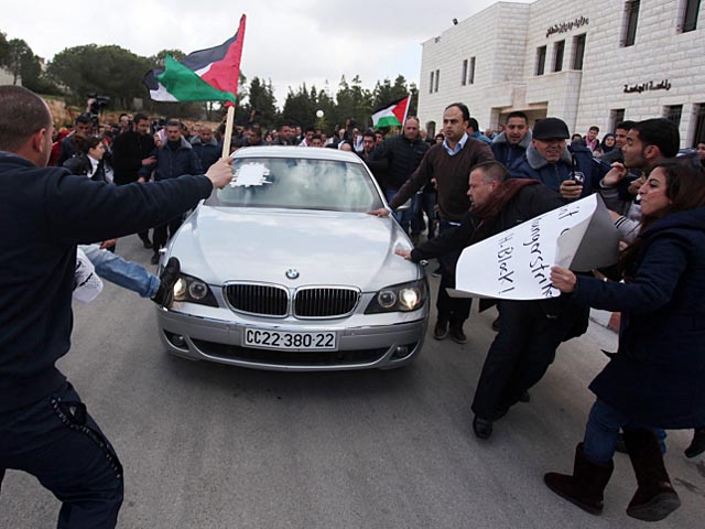 Студенты напали в Рамалле на британского генерального консула