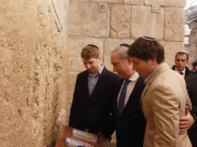 Нетаниягу с сыновьями около Стены плача. Иерусалим, 22 января 2013 года