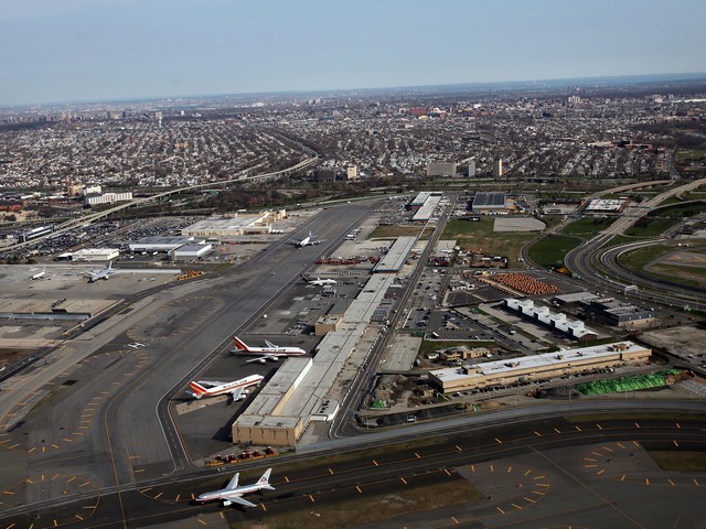 В международном аэропорту имени Джона Кеннеди в Нью-Йорке при выруливании на взлетно-посадочную полосу столкнулись 2 пассажирских самолета
