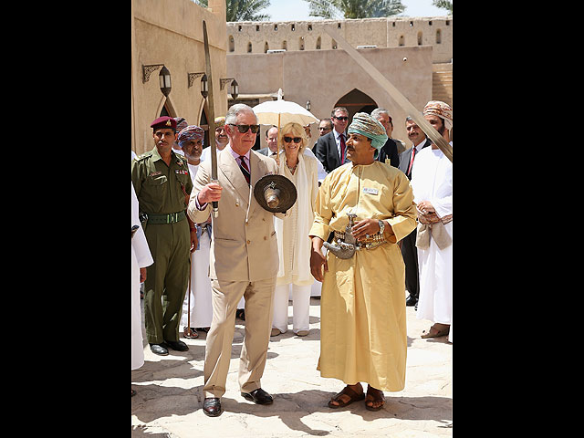 Танец с саблями принца Чарльза: наследник престола прибыл в Оман