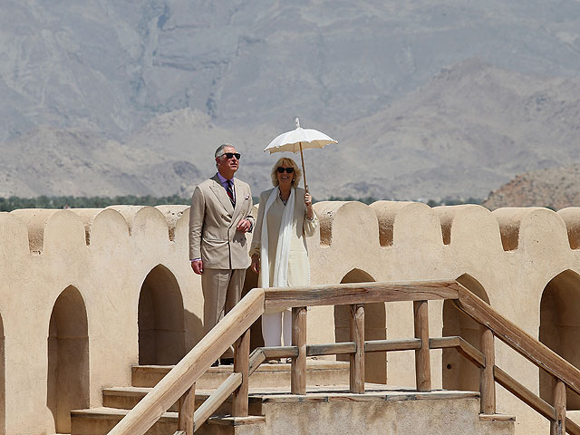 Танец с саблями принца Чарльза: наследник престола прибыл в Оман