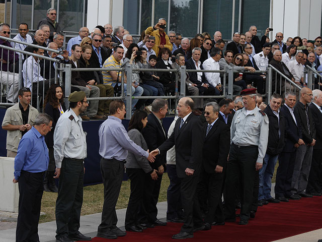 На военной базе "Кирия" состоялась церемония вступления в должность нового министра обороны Израиля Моше ("Боги") Яалона