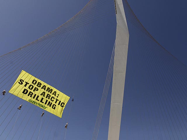"Зеленые" забрались на Струнный мост в знак протеста против добычи нефти в Арктике