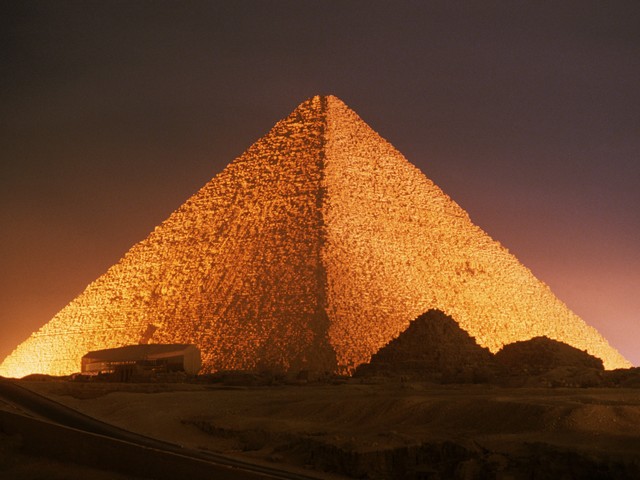 Российские туристы залезли на пирамиду Хеопса после пяти часов в гробнице фараона