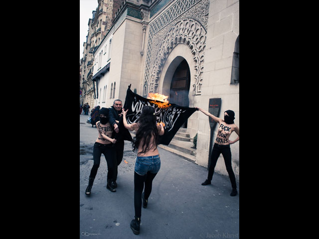 Акция FEMEN около главной мечети Парижа. 3 апреля 2013 года
