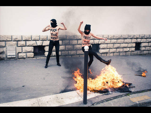 Акция FEMEN около главной мечети Парижа. 3 апреля 2013 года