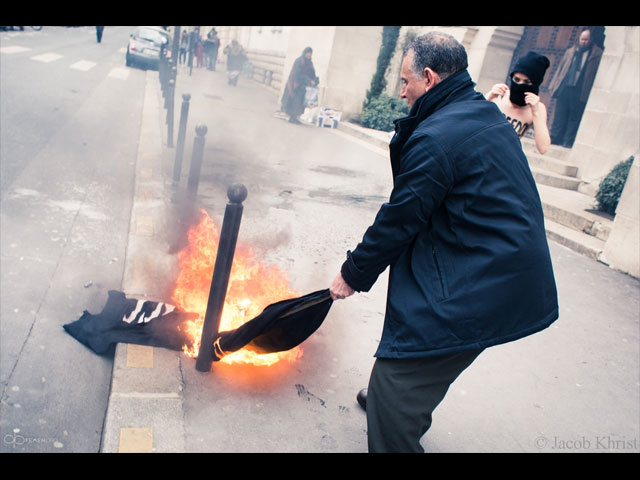 Акция FEMEN около главной мечети Парижа. 3 апреля 2013 года