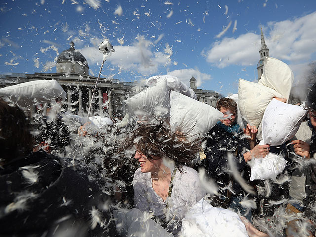 Всемирный день боев подушками 2013 на Трафальгарской площади в Лондоне  