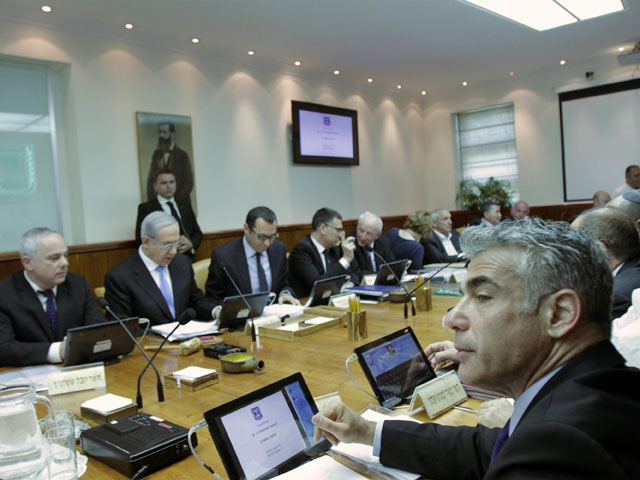 Яир Лапид на заседании правительства. Иерусалим, 7 апреля 2013 года
