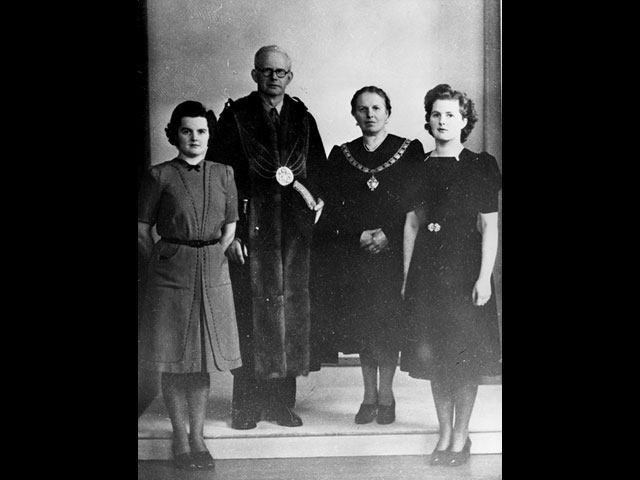 Маргарет (справа) с сестрой, отцом и матерью. 1944-й год