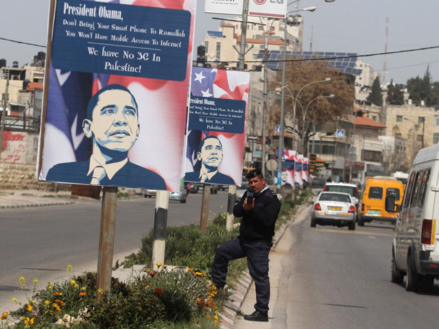 Плакаты, "приветствующие" Обаму на въезде в Рамаллу