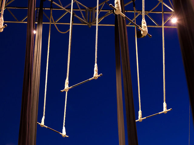 Акробат, выступающий в московском цирке, упал на манеж с 15-метровой высоты