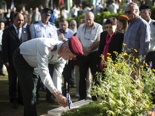 Начальник генштаба Бени Ганц на церемонии покрытия могилы флагом. Иерусалим, 10.04.2013