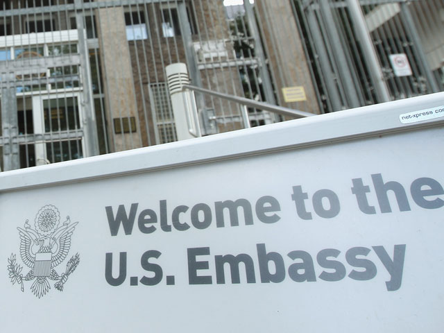 Около входа в посольство США (иллюстрация)