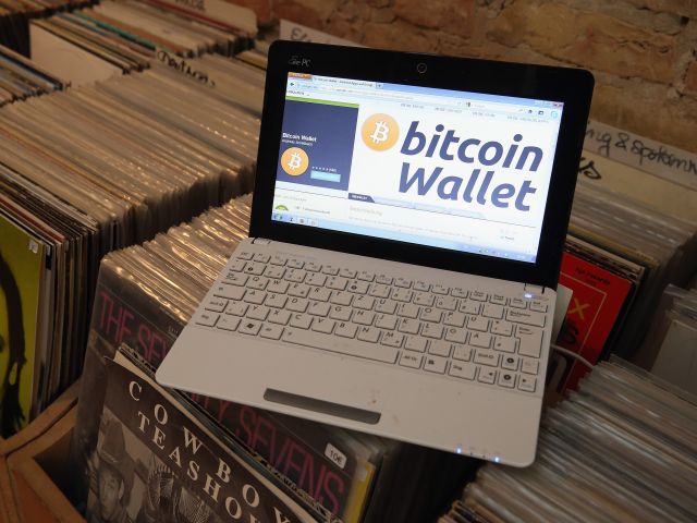 Обвал виртуальной валюты: торги по Bitcoin заморожены
