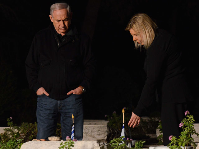 Вечером в субботу премьер-министр Израиля Биньямин Нетаниягу вместе с супругой Сарой посетил могилу своего брата Йонатана
