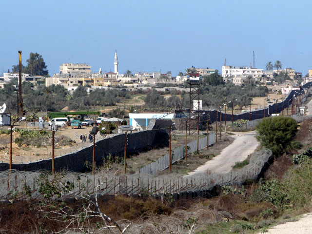 Вид на египетский Рафах со стороны сектора Газы