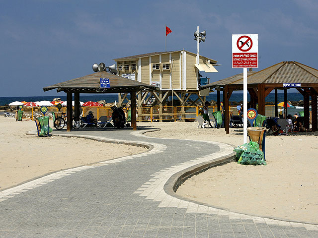 Тель-авивский пляж "Мецицим"