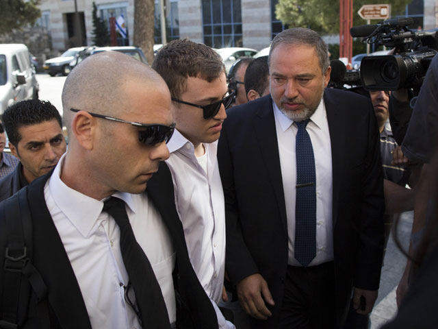 Авигдор Либерман перед зданием мирового суда Иерусалима. 25 апреля 2013 года