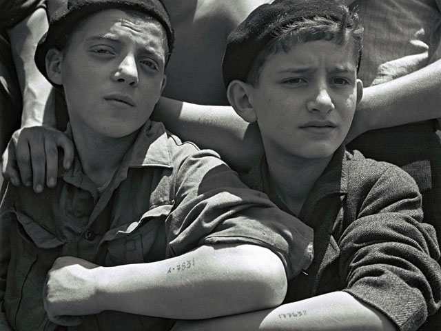 Бывшие узники Освенцима после прибытия в Израиль. Июль 1945 года