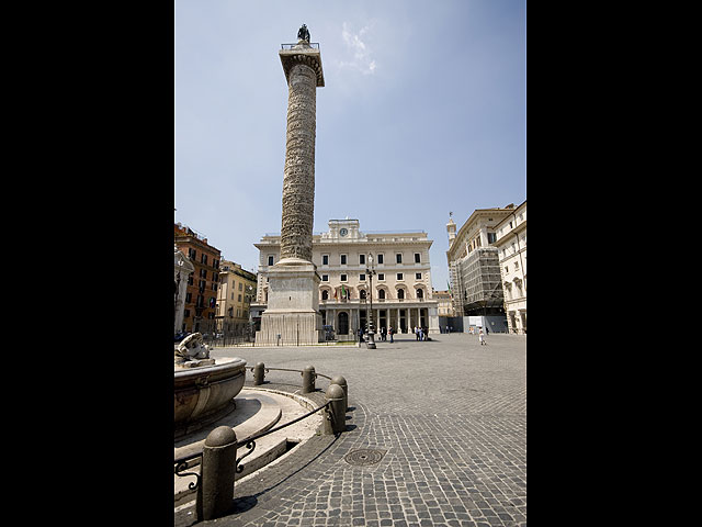 Площадь дворца Киджи в Риме