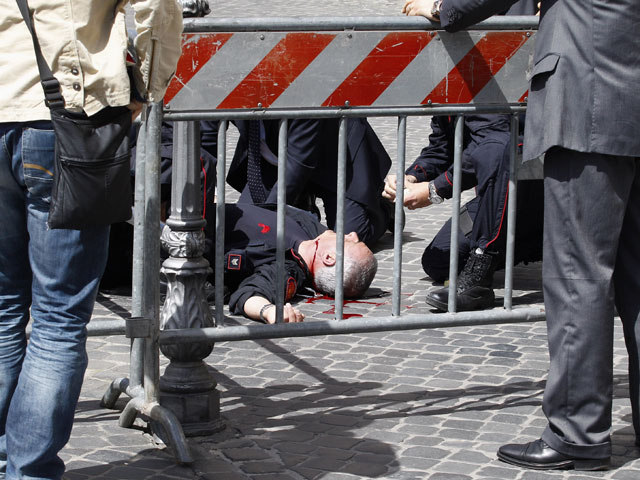 В центре Рима, во время приведения к присяге нового правительства, началась стрельба. Фото с места происшествия